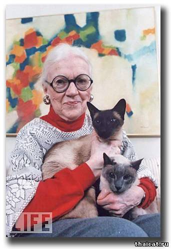 Лилиан Джексон Браун со своими любимыми сиамскими кошками
