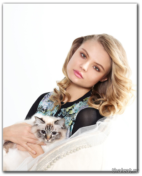 Магдалена Фраковяк с кошкой