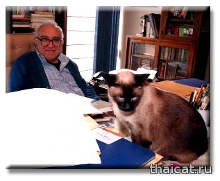 Мексиканский писатель Карлос Монсиваис и сиамская кошка